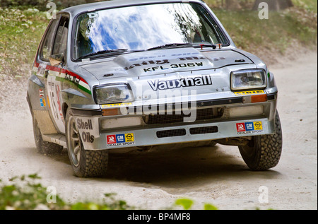 1981 Vauxhall Chevette HSR Rallye Auto mit Fahrer Lee Kedward auf der 2010 Goodwood Festival of Speed, Sussex, England, UK. Stockfoto