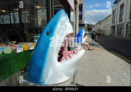 Großer Kunststoff Hai Kopf Skulpturen vor einem Geschäft in North Road Brighton UK Stockfoto