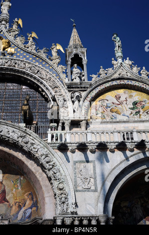 Detail der geschnitzten Marmor Figuren der Basilika di San Marco, St Marks Kathedrale, Venedig, Italien Stockfoto