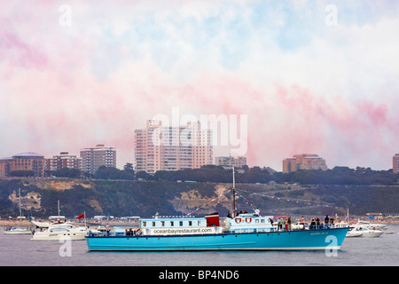 Rot, blau-weißen Kondensstreifen füllen den Himmel aus der Red Arrows-Anzeige, wie Zuschauer das Bournemouth Air Festival sehen Stockfoto