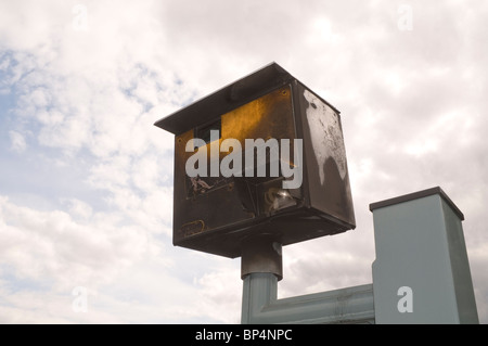 A ausgebrannt zerbrochene beschädigte Gatso Blitzer wahrscheinlich verwüstet. Stockfoto