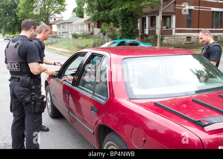 Polizisten aus taktischen Team im Gespräch mit einer Person gefunden, schlafen in einem Fahrzeug in einem Knotenpunkt. Kansas City, MO, PD. Stockfoto