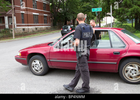 Polizisten aus taktischen Team im Gespräch mit einer Person gefunden, schlafen in einem Fahrzeug in einem Knotenpunkt. Kansas City, MO, PD. Stockfoto