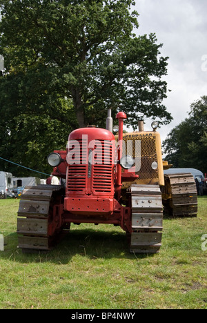 vorne "David Braun" 30 t Trackmaster Vintage Crawler und Caterpillar Traktor hinten am Messegelände Astle park Stockfoto