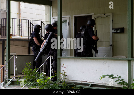 Polizei-taktische Team von Street Betäubungsmittel Unit Ansatz Residenz, ein Medikament zu dienen im Zusammenhang mit hohem Risiko Durchsuchungsbefehl. KC/MO PD. Stockfoto