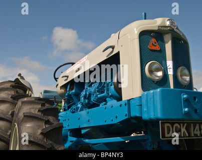 restaurierte Oldtimer weglosen 6/4 Ploughmaster sechs-Zylinder Allrad Antrieb-Traktor am Messegelände Astle park Stockfoto
