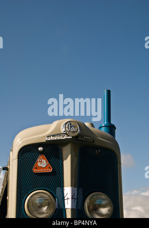 Front restauriert Oldtimer weglosen 6/4 Allrad Antrieb Ploughmaster Traktor am Messegelände Astle Park Stockfoto