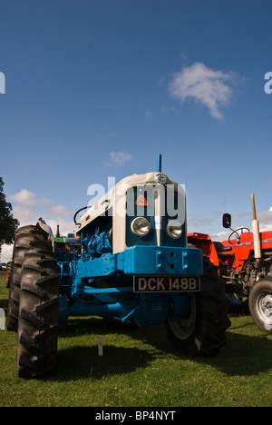 restaurierte Oldtimer weglosen Sechszylinder-Ploughmaster 6/4-Traktor bei Oldtimer-Traktor auf dem Turnierplatz Astle park Stockfoto