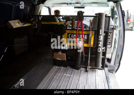 Im Inneren Polizei swat van. Eintrag Werkzeuge. Bolt Cutters, Rammbock, Flexicuffs etc.. Straße Drogen Einheit. Kansas City, MO, PD. Stockfoto