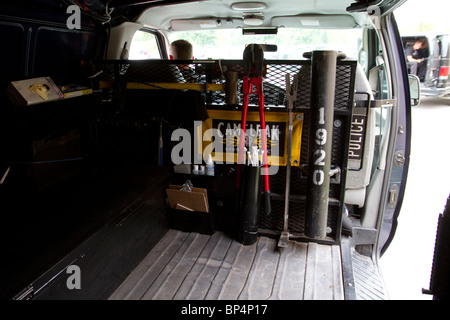 Im Inneren Polizei swat van. Eintrag Werkzeuge. Bolt Cutters, Rammbock, Flexicuffs etc.. Straße Drogen Einheit. Kansas City, MO, PD. Stockfoto