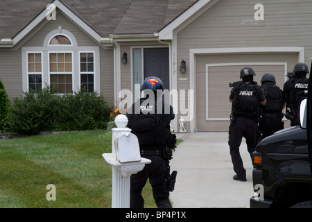 Polizei-taktische Team von Street Betäubungsmittel Unit Ansatz Residenz, ein Medikament zu dienen im Zusammenhang mit hohem Risiko Durchsuchungsbefehl. KC/MO PD. Stockfoto