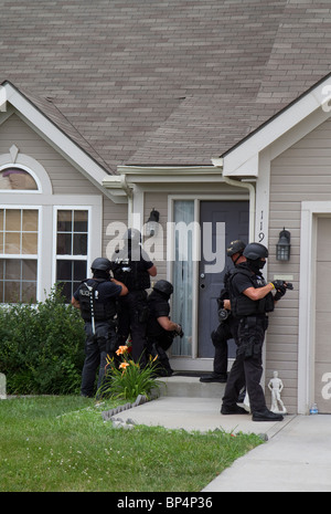 Polizei-taktische Team von Street Betäubungsmittel Unit Ansatz Residenz, ein Medikament zu dienen im Zusammenhang mit hohem Risiko Durchsuchungsbefehl. KC/MO PD. Stockfoto