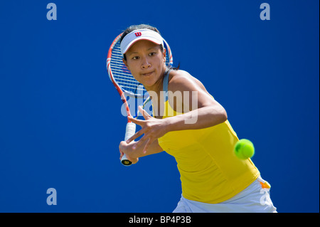 Anne Keothavong Großbritanniens in Aktion gegen Daniela Hantuchova der Slowakei. Stockfoto