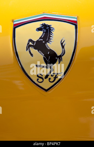 Ferrari Logo auf dem Flügel des Auto. Stockfoto