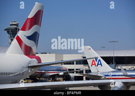 British Airways Heckflosse auf Boeing 747 und American Airlines Heckflosse am LAX Flughafen, Los Angeles, Kalifornien, USA Stockfoto