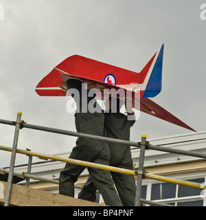 Wettbewerber darauf vorbereiten, in Worthing International Birdman zu springen. Worthing, West Sussex 15. August 2010. Stockfoto