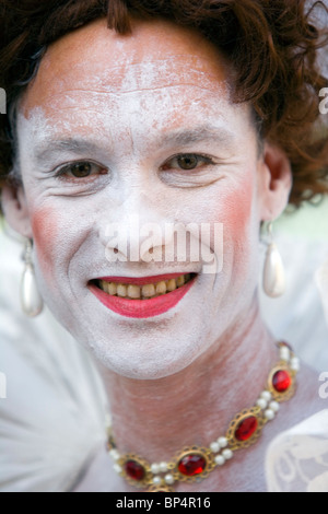 Gay Pride März, London, England, UK, Europa - elisabethanischen Kostüm Charakter. Stockfoto