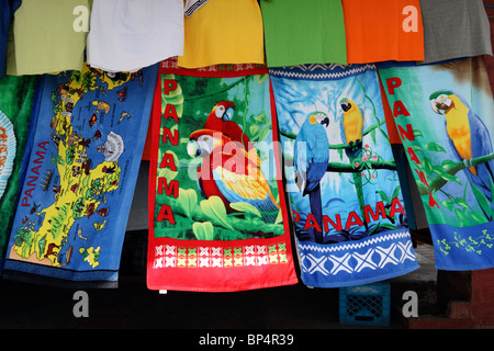 Bunte Strandtücher zum Verkauf auf Marktstand, Portobelo, Colón Provinz, Panama Stockfoto