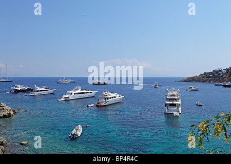 Bucht des berühmten und reichen, Platis Gialos, Insel Mykonos, Cyclades, Ägäische Inseln, Griechenland Stockfoto