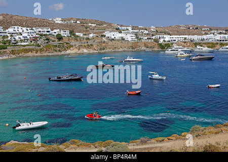 Bucht des berühmten und reichen, Platis Gialos, Insel Mykonos, Cyclades, Ägäische Inseln, Griechenland Stockfoto