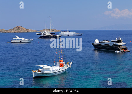 Bucht des berühmten und reichen, Platis Gialos, Insel Mykonos, Cyclades, Ägäische Inseln, Griechenland Stockfoto