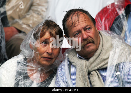 Menge im Regen Stimmen für die Ostsee (Röster för Östersjön) Andersudde Aland-Finnland August 2010 Stockfoto