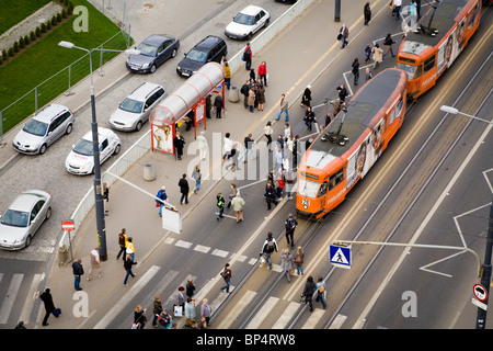 Autos, Straßenbahnen und Menschen auf Solidarität Avenue (Aleja Solidarnosci), einer der Hauptverkehrsstraßen in Warschau Polen Stockfoto