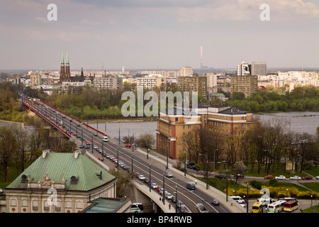 Autos auf Solidarität Avenue (Aleja Solidarnosci), einer der Hauptverkehrsstraßen in Warschau. Stockfoto