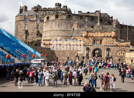 Massen von Touristen in Edinburgh Castle Esplanade, Schottland, Vereinigtes Königreich, Großbritannien mit Platz für das Military Tattoo sichtbar gelassen. Stockfoto