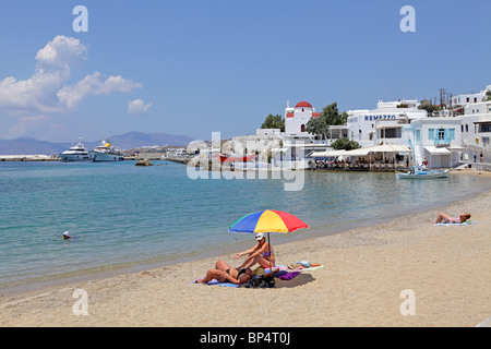 Strand in der Nähe des Hafens von Mykonos-Stadt, Insel Mykonos, Kykladen, Ägäis, Griechenland Stockfoto