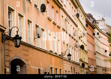 Satellitenschüsseln auf Wohn-Appartements, Warschau Polen Stockfoto