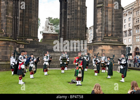 Msida Sea Scouts Pipe Band aus Malta, während einer Aufführung unter das Scott Monument in der Princes Street im August die Festival-Saison Stockfoto