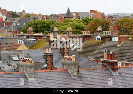 Gekachelte Dächer und Schornsteine in Weymouth, England Stockfoto