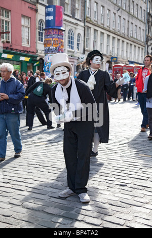 Akteure Förderung ihrer spielen, Rapacinni's Tochter in der Royal Mile/Hohe Straße als Teil von Edinburgh Festival Fringe. Stockfoto