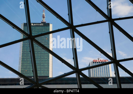 Marriott Hotel und Sharp Gebäude von Zlote Tarasy Einkaufszentrum gesehen. Warschau-Polen Stockfoto