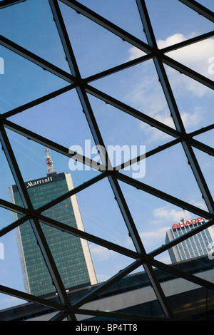 Marriott Hotel und Sharp Gebäude von Zlote Tarasy Einkaufszentrum gesehen. Warschau-Polen Stockfoto