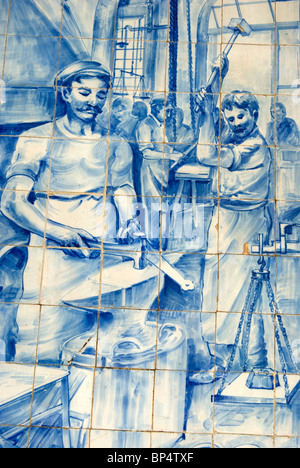 Azulejo-Panel in Lissabon, in der Nähe der Kathedrale (Se). Stockfoto