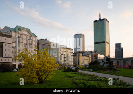 Marriott Hotel gesehen vom Paradeplatz (Plac Defilad), neben dem Palast der Kultur und der Wissenschaften, Warschau Polen Stockfoto