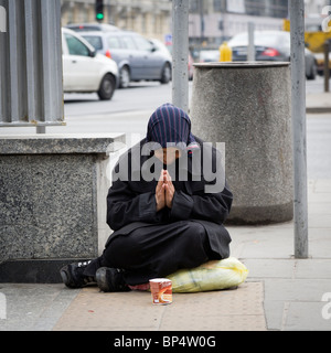 Frau betteln um Geld, Warschau Polen Stockfoto