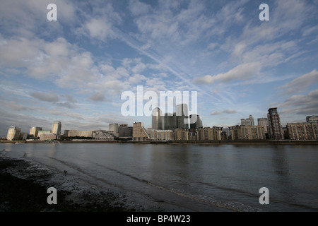 Canary Wharf gesehen über Themse Stockfoto