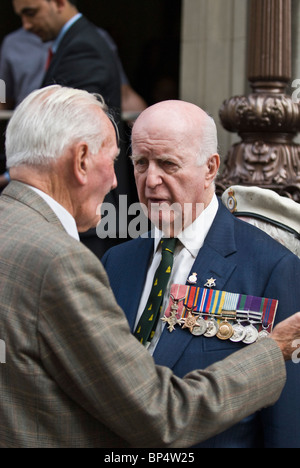 2 Viscount John Slim trifft Veteranen auf Sieg über Japan 65. Jahrestag, London 2010.  Zweiten Weltkrieg Fernost Kampagne. Stockfoto