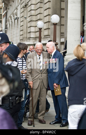 Viscount John Slim (rechts), Veteranen treffen, am Sieg über Japan 65. Jahrestag, London 2010.  Fernost-Kampagne. Stockfoto