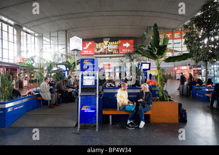 Menschen warten am Hauptbahnhof Warschau, Warschau Polen Stockfoto