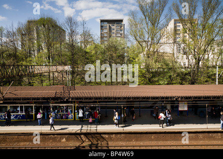 Menschen warten auf einem Bahnsteig, Warschau Polen Stockfoto