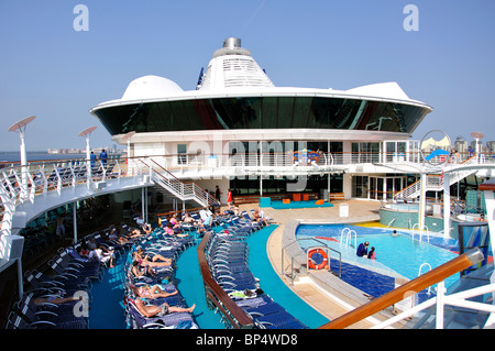 Pool-Deck, Royal Caribbean Cruises "Jewel of the Seas" Kreuzfahrt Schiff, Ostsee, Europa Stockfoto