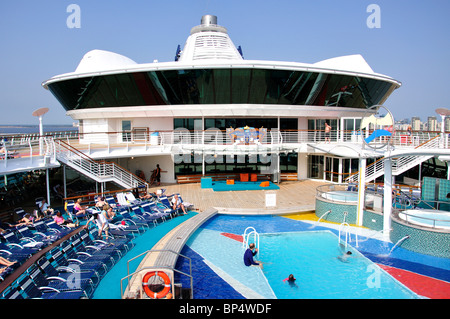 Pool-Deck, Royal Caribbean Cruises "Jewel of the Seas" Kreuzfahrt Schiff, Ostsee, Europa Stockfoto