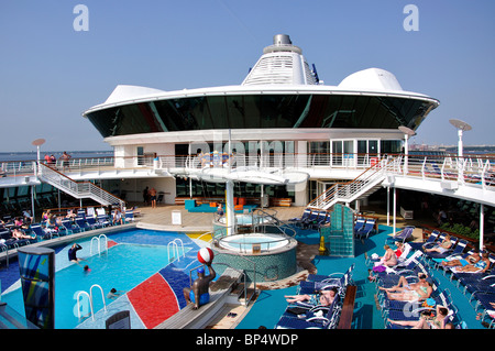 Pool-Deck, Royal Caribbean Cruises "Jewel of the Seas" Kreuzfahrt Schiff, Ostsee, Europa Stockfoto