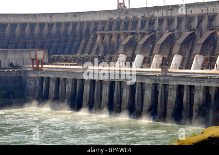 Itaipu Staudamm, Parana-Fluss, die Grenze zwischen Brasilien und Paraguay Stockfoto