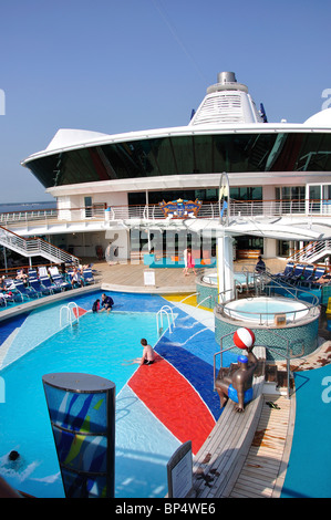 Pool-Deck, Royal Caribbean Cruises "Jewel of the Seas" Kreuzfahrt Schiff, Ostsee, Europa Stockfoto