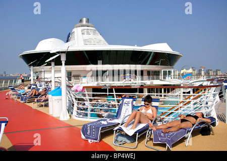 Pool-Deck, Royal Caribbean Cruises "Jewel of the Seas" Kreuzfahrt Schiff, Ostsee, Europa Stockfoto